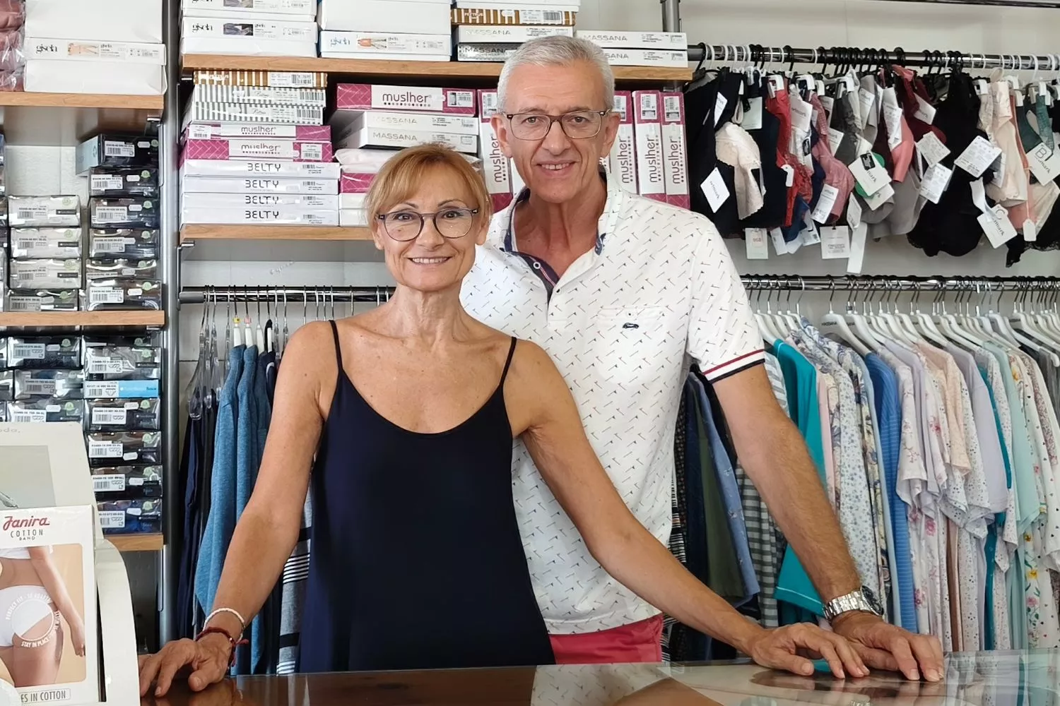 Pili Alemany y Gustau Florit, propietarios de Ca Na Genera, una tienda de Ferreries (Menorca) con más de 130 años de historia