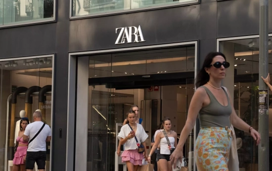 Varias personas pasan delante de una tienda de Zara EUROPA PRESS DAVID ZORRAKINO Varias personas pasan delante de una tienda de Zara EUROPA PRESS DAVID ZORRAKINO