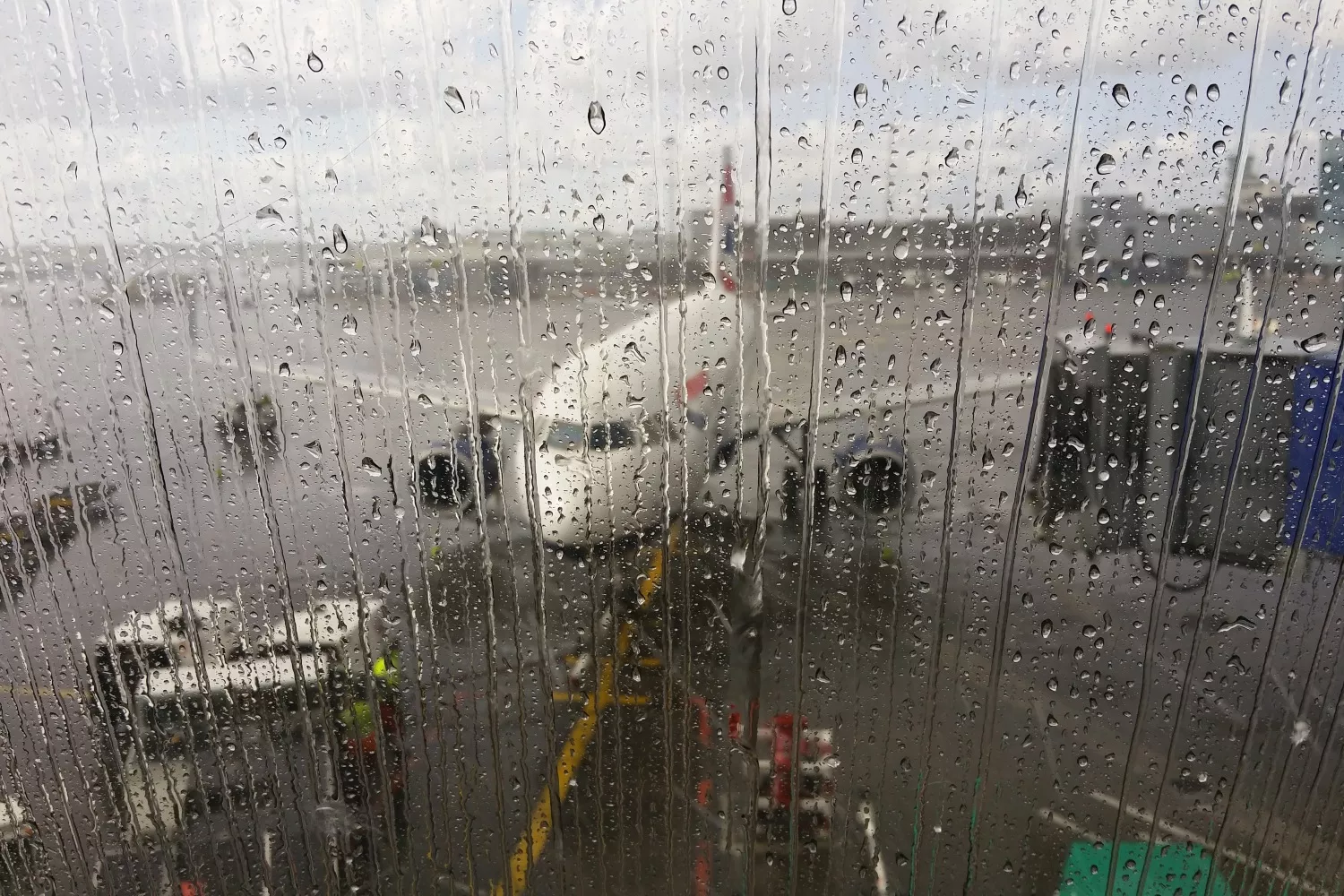 Un avión mientras llueve / PXHERE