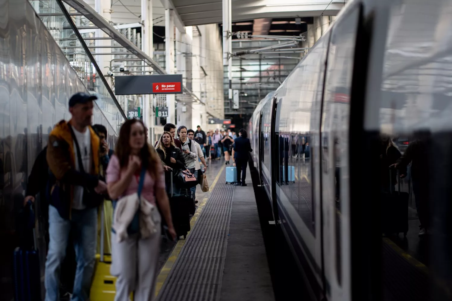 Pasajeros se suben a un tren AVE (1)