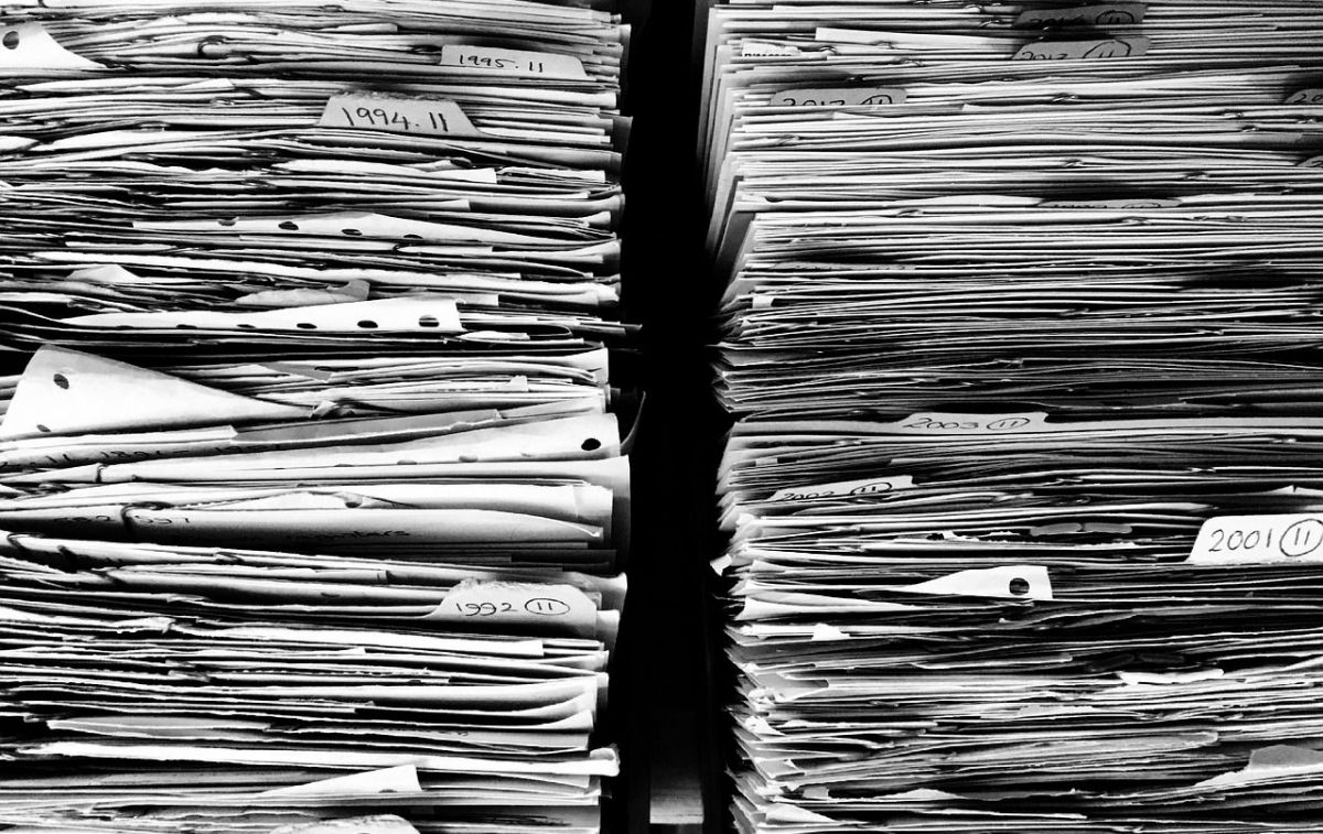 Archivador lleno de papeles y documentos de cientos de casos / PEXELS