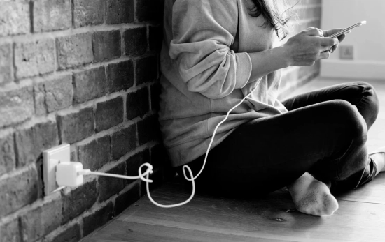 Una persona carga su móvil / MAGNIFIC - rawpixel.com Una persona carga su móvil / MAGNIFIC - rawpixel.com