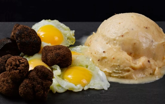 Helado de huevos fritos y trufa / NOSSI-BÉ Helado de huevos fritos y trufa / NOSSI-BÉ