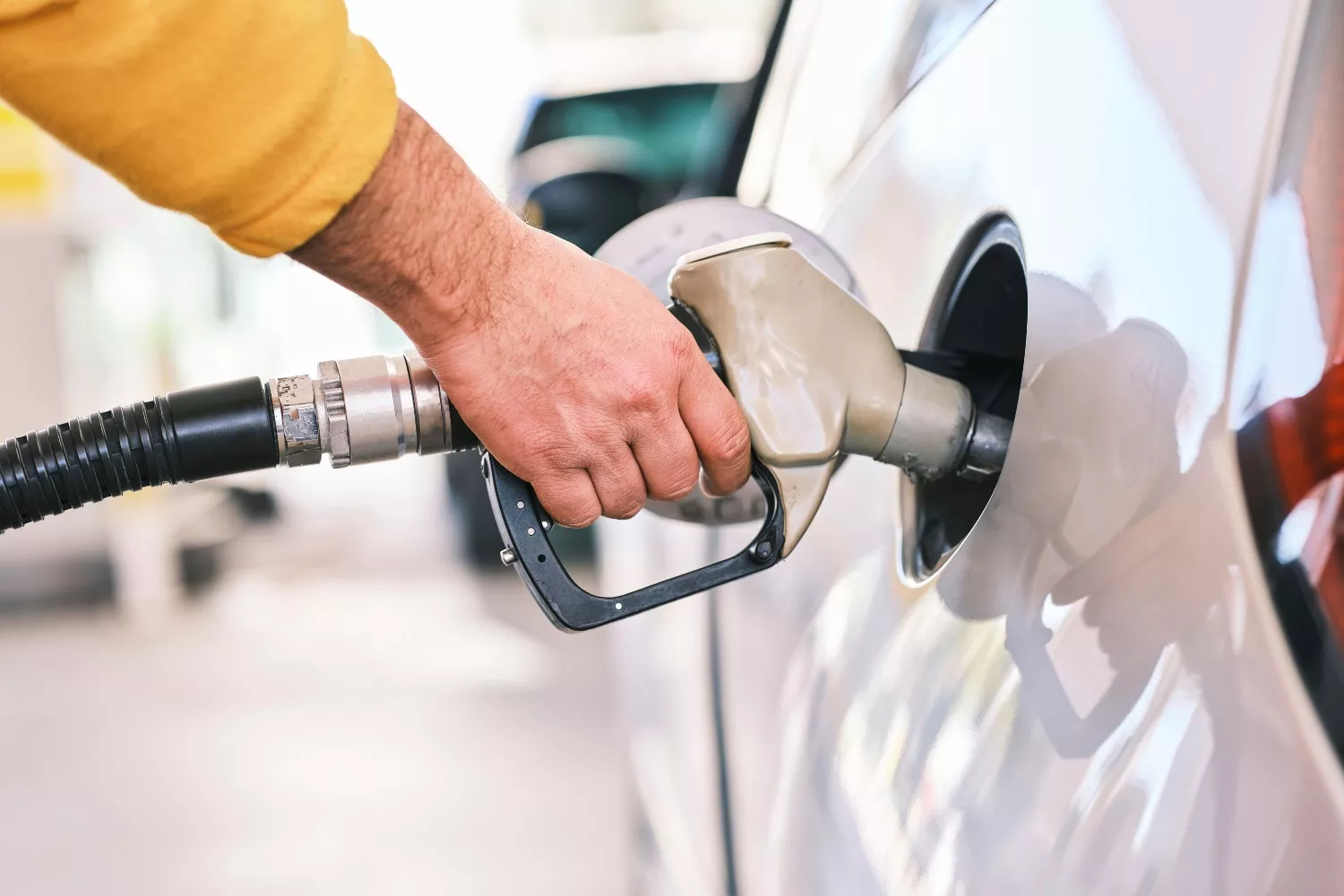 Una persona reposta en una gasolinera (5)