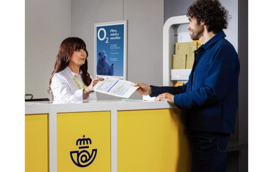 Dos personas en una oficina de Correos / CORREOS Dos personas en una oficina de Correos / CORREOS