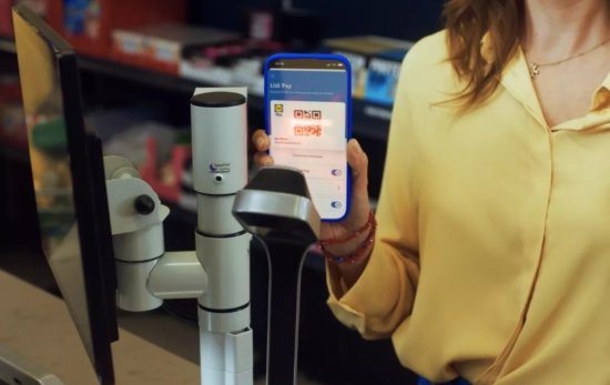 Una persona escanea un QR / LIDL