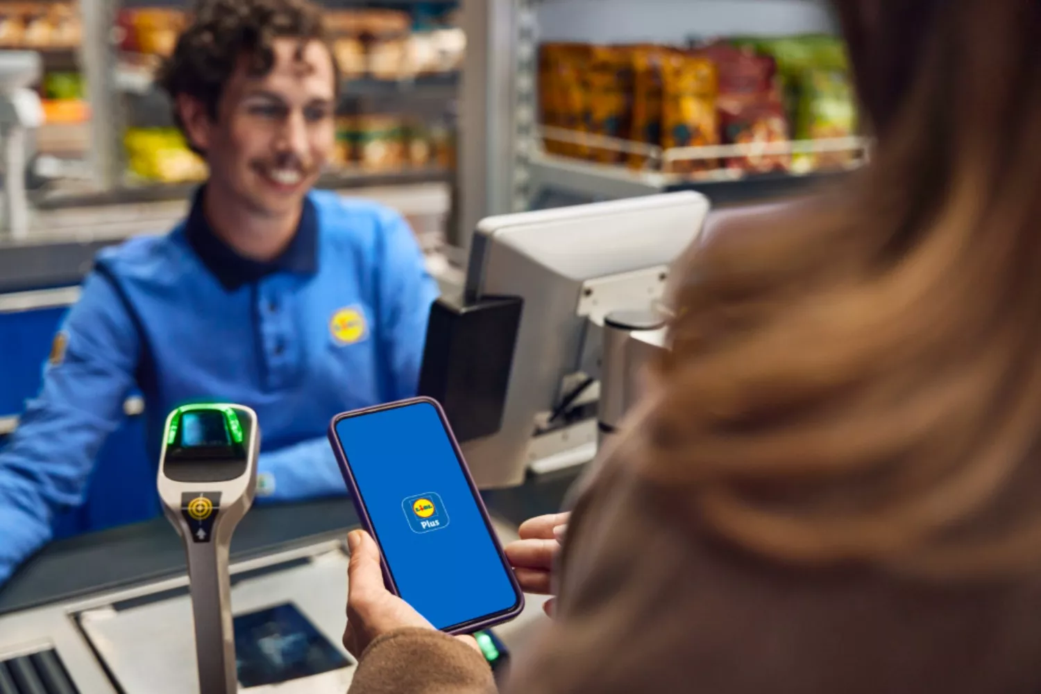 Una clienta con la app de Lidl Plus   LIDL