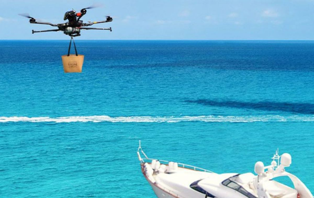Un dron realiza una entrega a un yate / DRONE TO YATCH