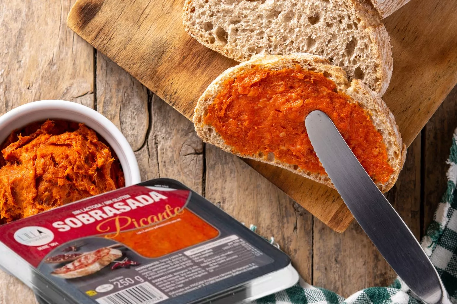 Mercadona apuesta por el producto local y lanza esta nueva sobrasada picante/ Fotomontaje Consumidor Global