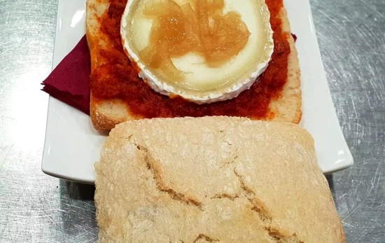 Bocadillo de queso de cabra con sobrasada y cebolla caramelizada/ CANVA Bocadillo de queso de cabra con sobrasada y cebolla caramelizada/ CANVA