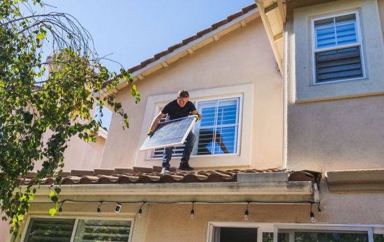 Una persona lleva a cabo la instalación de una placa solar para generar energía / PEXELS Una persona lleva a cabo la instalación de una placa solar para generar energía / PEXELS
