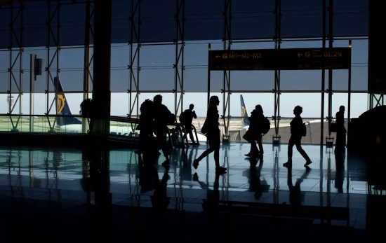 Pasajeros en un aeropuerto Pasajeros en un aeropuerto