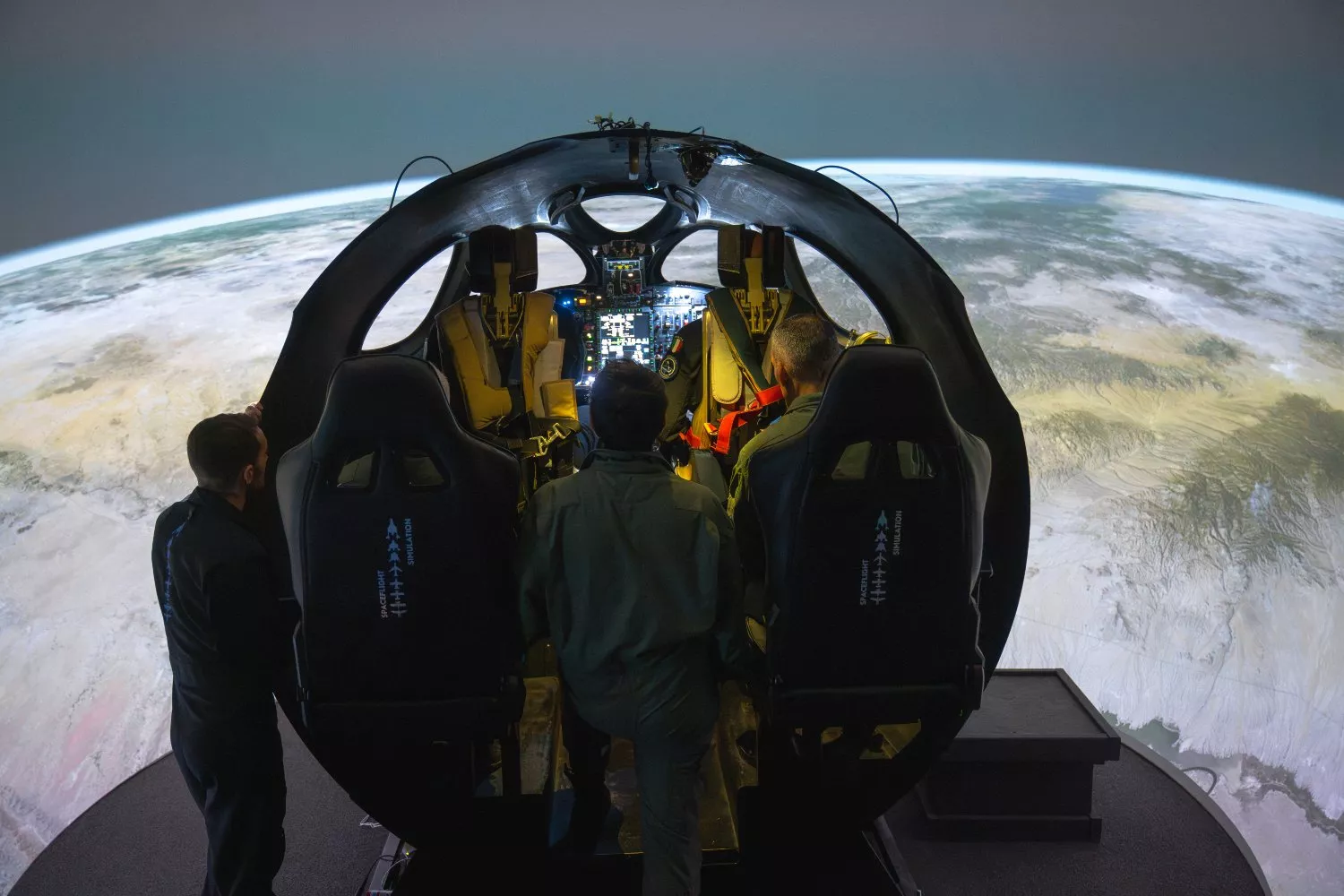 Varios viajeros espaciales en una prueba   VIRGIN GALACTICS