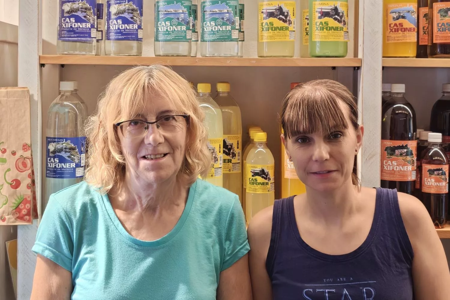 Rosalia Sansaloni y su hija Dolores en la tienda Cas Xifoner de Menorca / CEDIDA