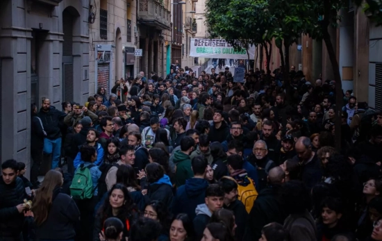 Decenas de personas concentradas en el bloque Sant Agustí de Barcelona para impedir un desahucio