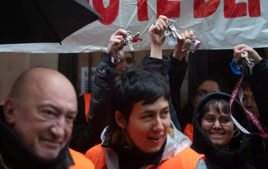 Voluntarios del Sindicato de Inquilinas de Madrid durante un intento de desahucio