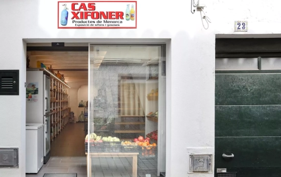 La fachada de Cas Xifoner en el pueblo de Ferreries / EMBLEMÀTICS DE MENORCA La fachada de Cas Xifoner en el pueblo de Ferreries / EMBLEMÀTICS DE MENORCA