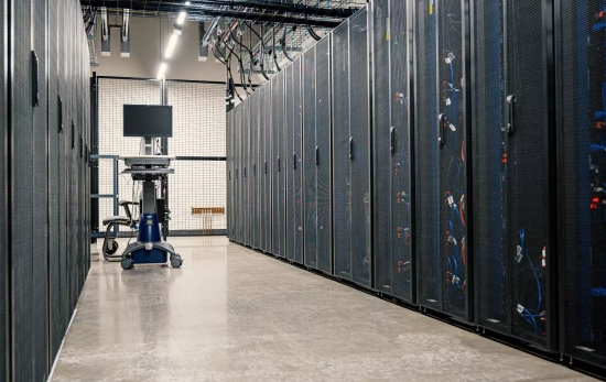 Centro de datos con estantes de servidores y equipos informáticos Centro de datos con estantes de servidores y equipos informáticos