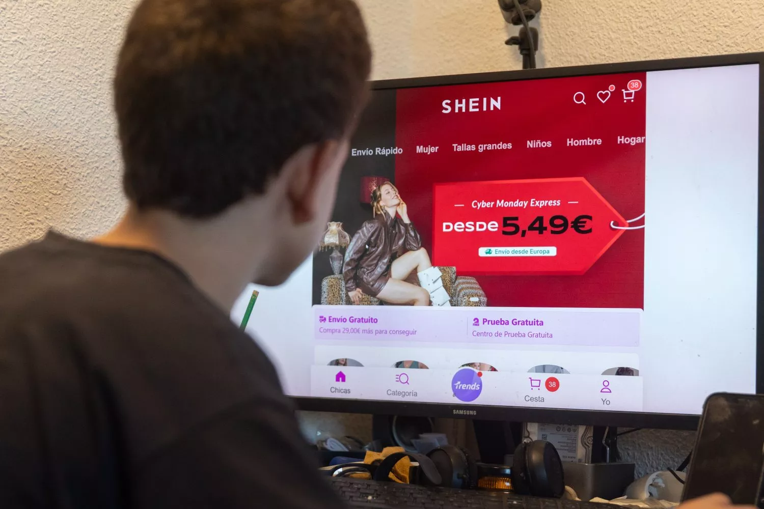 Una persona realiza una búsqueda en Shein