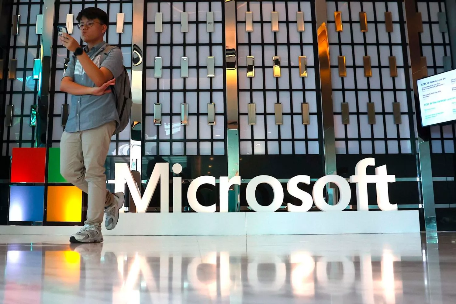 Un hombre camina ante el logo de Microsof   FAZRY ISMAIL   EFE