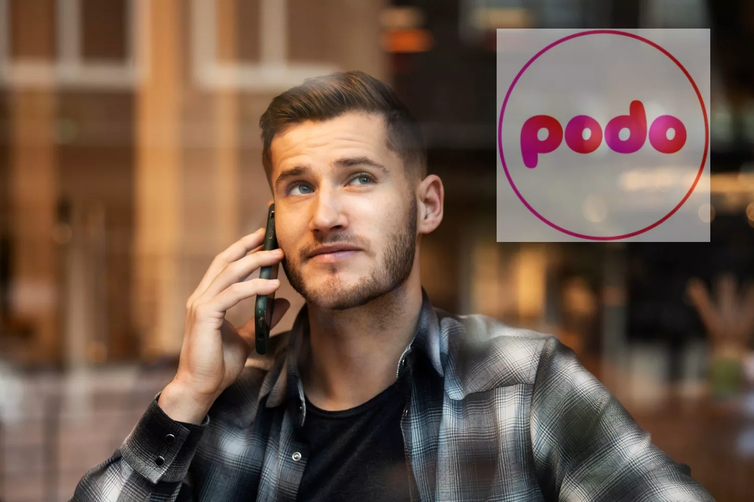 Un consumidor habla con un comercial de Podo   FOTOMONTAJE