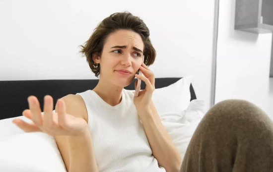 Una mujer mantiene una conversación telefónica MAGNIFIC benzoix