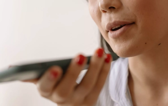 Una persona habla por teléfono / PEXELS