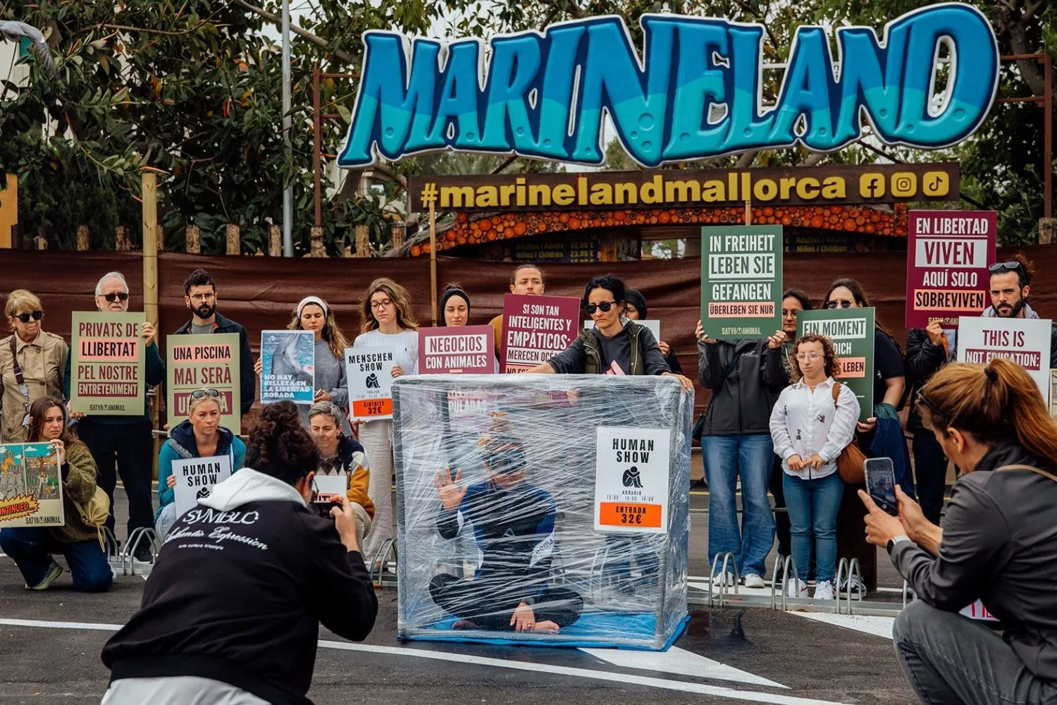 Personas protestando frente a Marineland contra la explotación de animales para el entretenimiento / SATYA