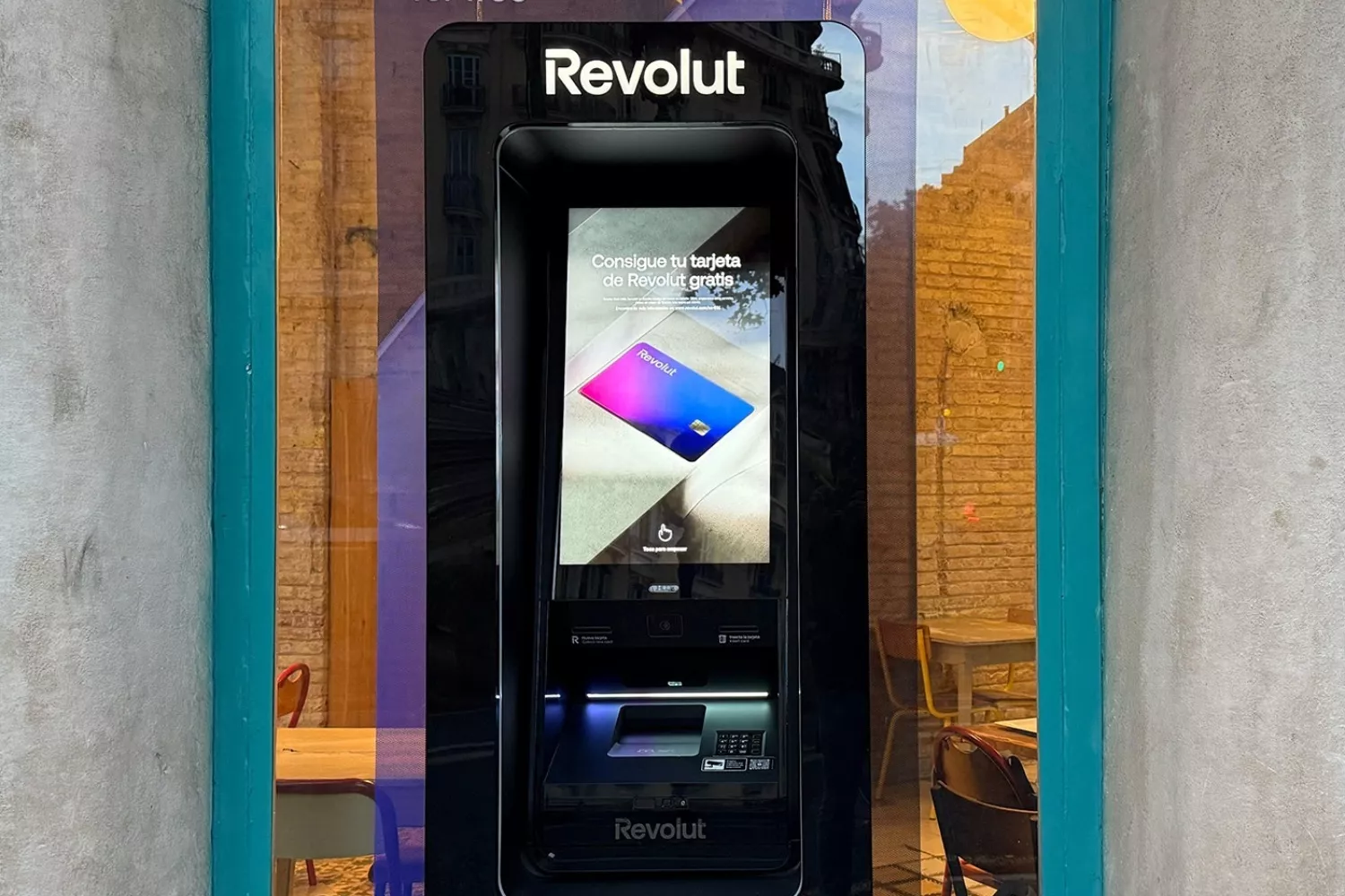Un cajero que ofrece una tarjeta física de Revolut / REVOLUT - EP