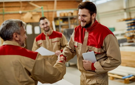 Dos trabajadores se saludan MAGNIFIC Drazen Zigic Dos trabajadores se saludan MAGNIFIC Drazen Zigic
