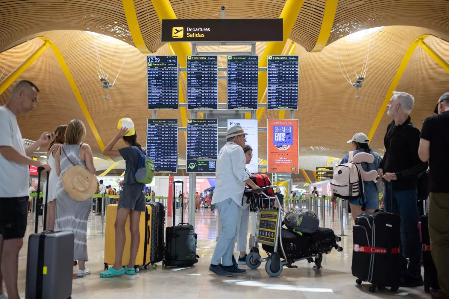 Pasajeros con maletas en el Aeropuerto Adolfo Suárez / EUROPA PRESS - ALEJANDRO MARTINEZ VELEZ