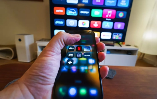 Un móvil y un televisor con diferentes apps