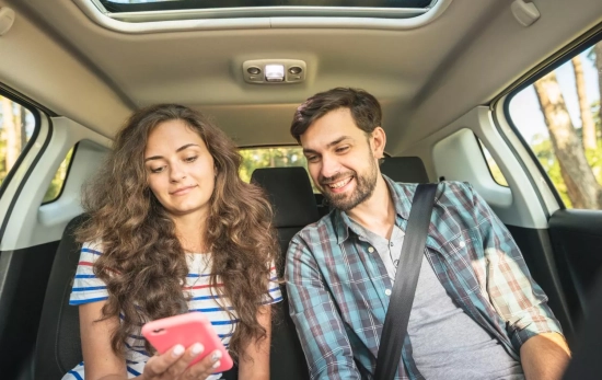 Dos personas en un coche MAGNIFIC Dos personas en un coche MAGNIFIC
