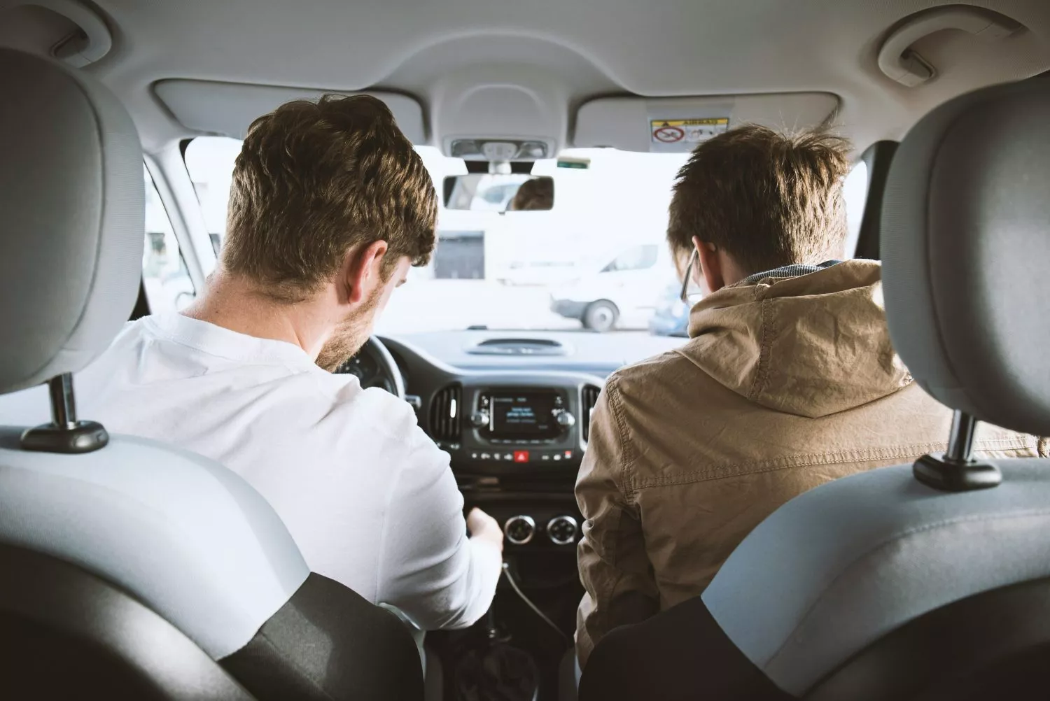 Dos personas en un coche   UNSPLASH