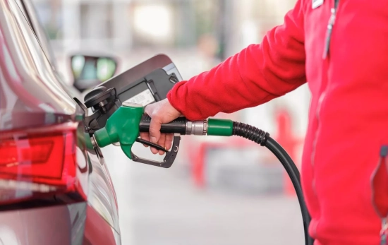 Una persona llena el depósito del coche / PEXELS