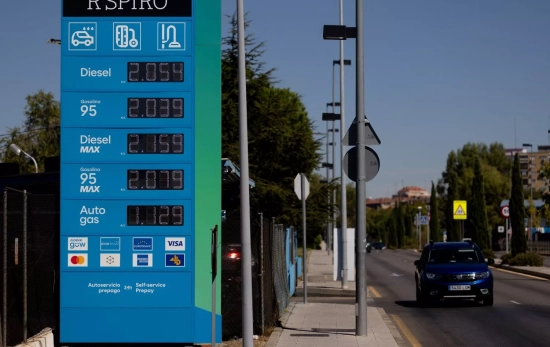 Cartel con los precios en una gasolinera en Madrid / EUROPA PRESS - EDUARDO PARRA