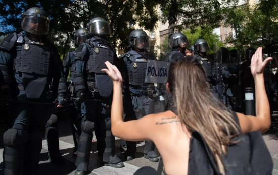Agentes de la Policía Nacional hacen un cordón policial Agentes de la Policía Nacional hacen un cordón policial