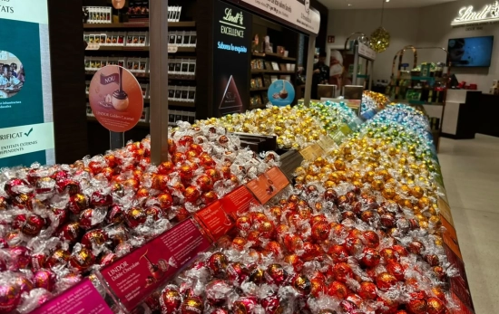 La isla de Pick & Mix en la tienda Lindt ANA CARRASCO La isla de Pick & Mix en la tienda Lindt ANA CARRASCO
