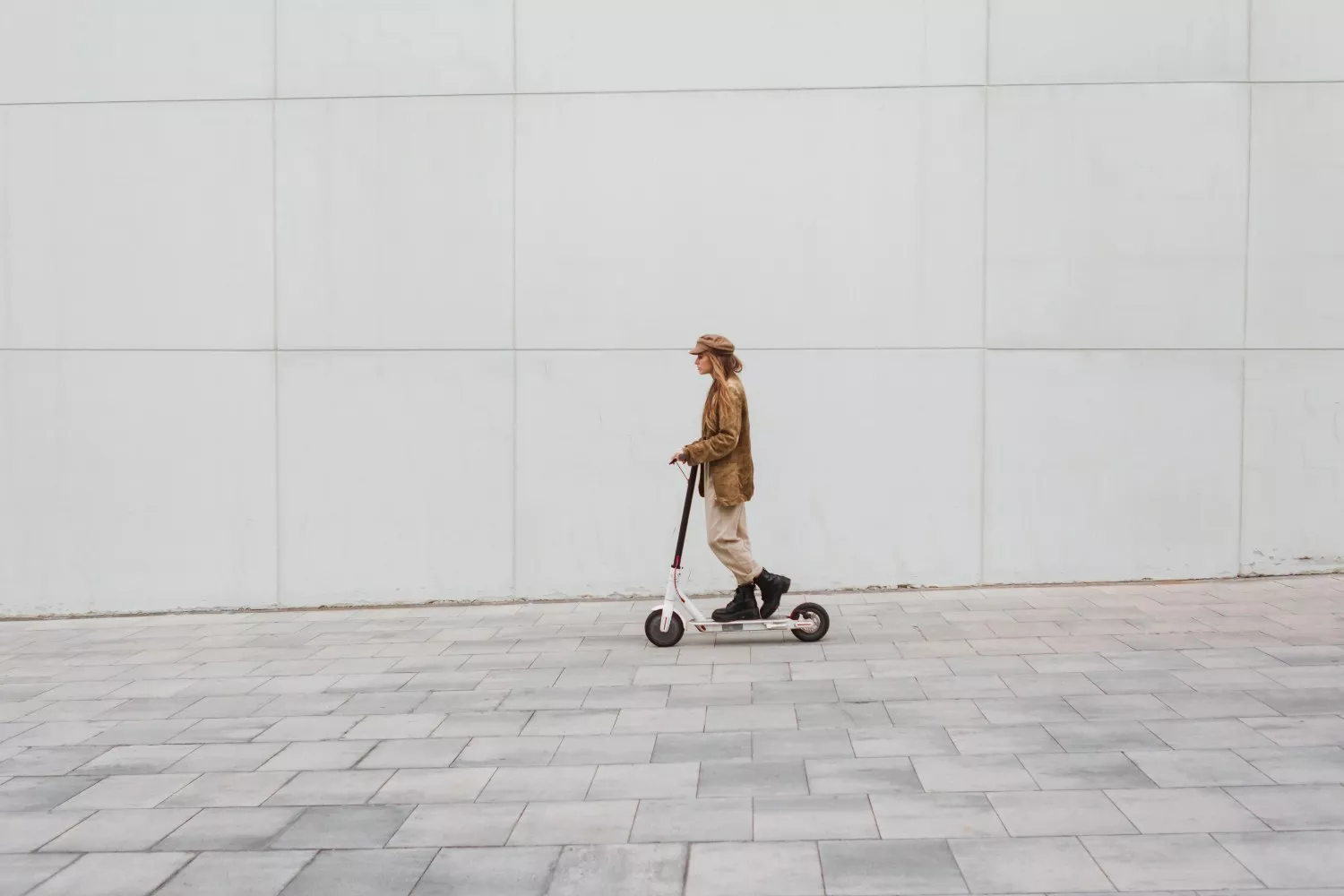 Una persona en patinete eléctrico / MAGNIFIC