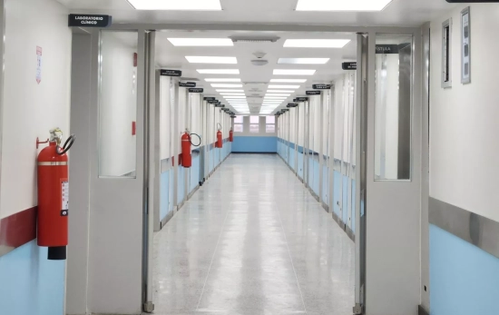 Pasillo de un hospital / PEXELS