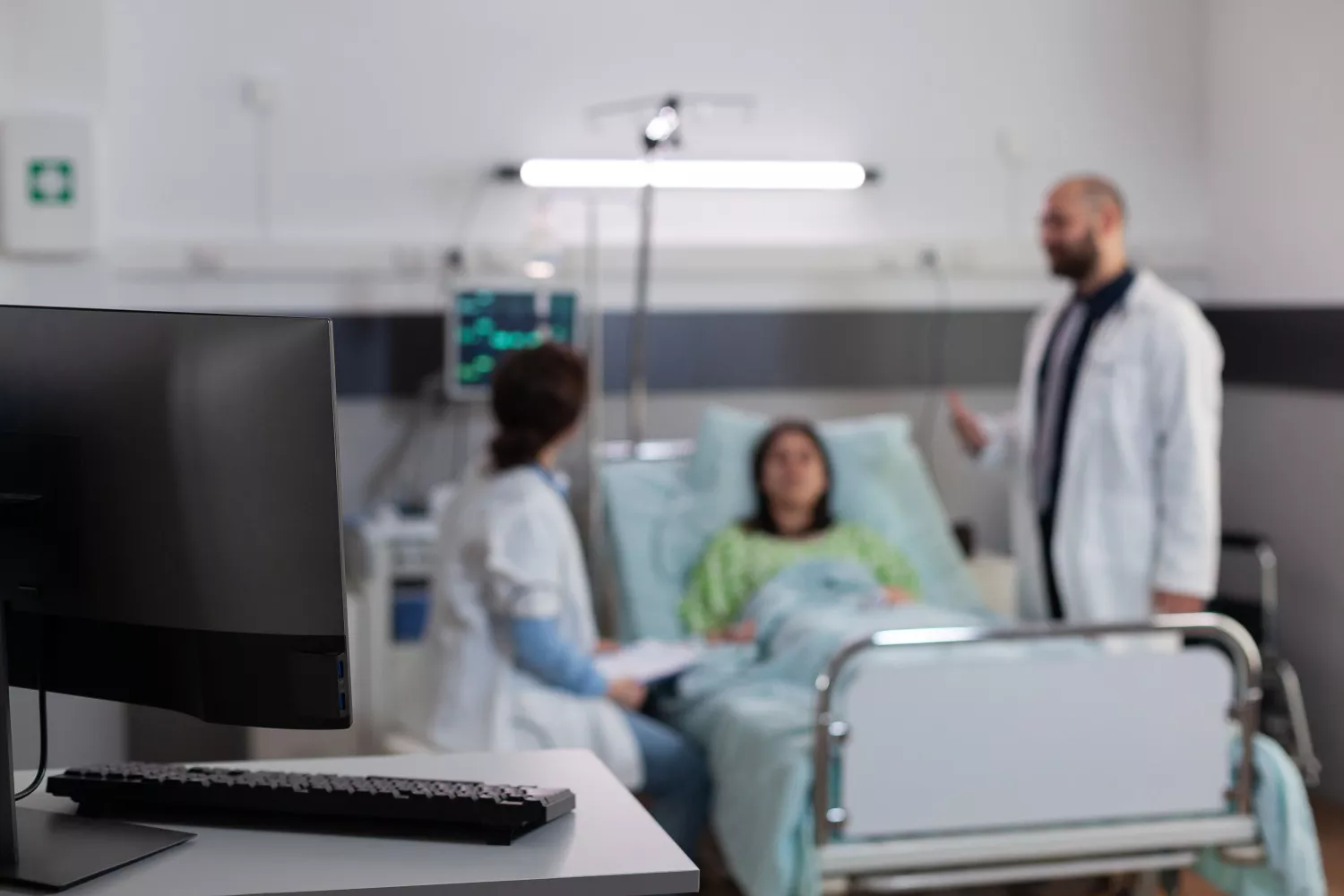 Tres personas en la sala de un hospital   MAGNIFIC