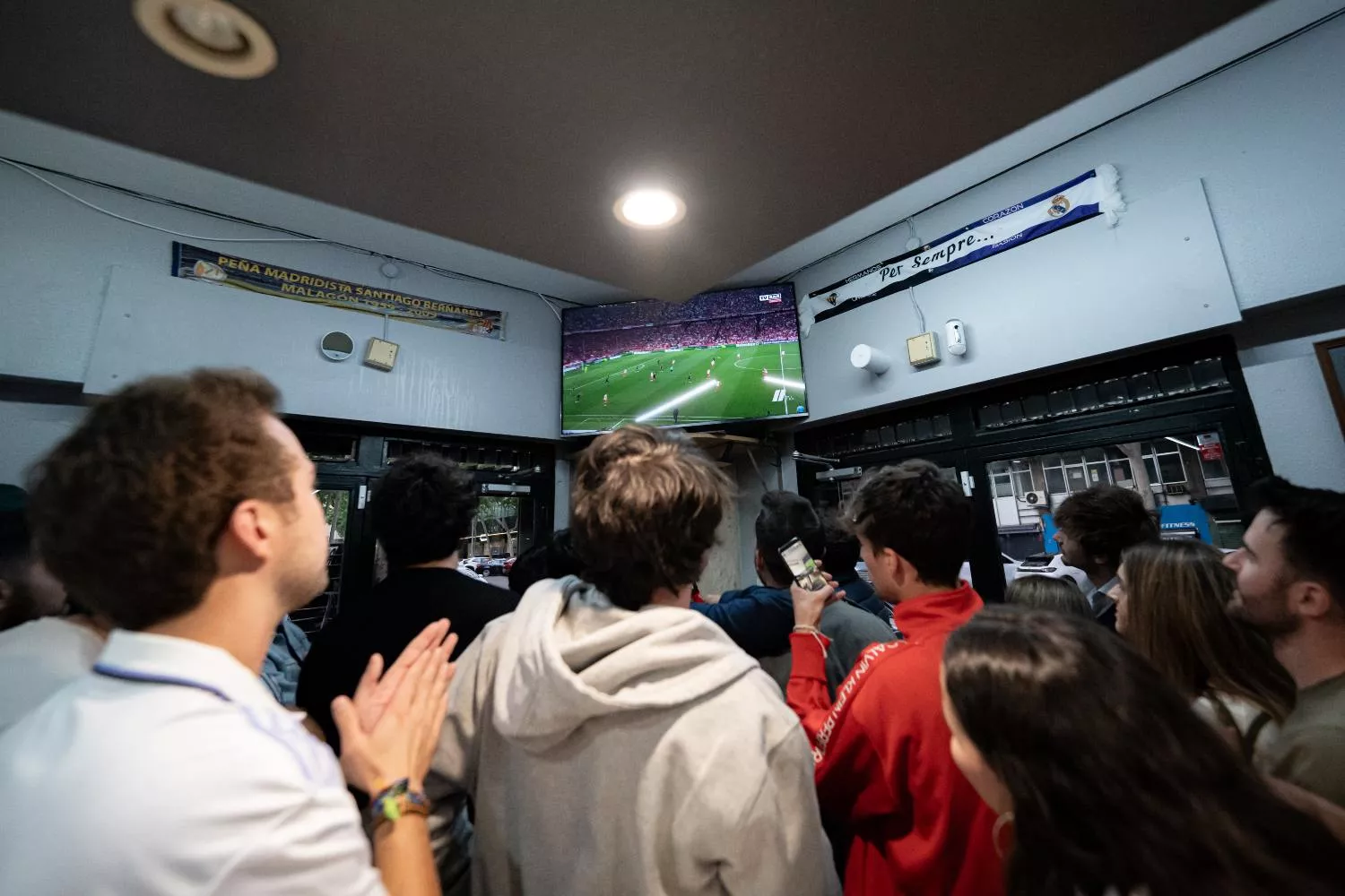 Varias personas ven un partido de fútbol en un bar / EUROPA PRESS - DIEGO RADAMÉS