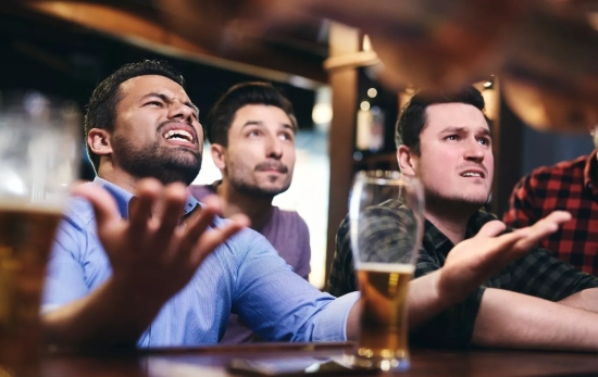 Varios amigos reunidos en un bar / MAGNIFIC Varios amigos reunidos en un bar / MAGNIFIC