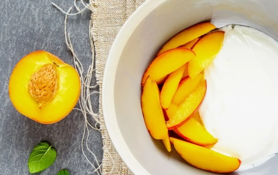 Kéfir y melocotón/ CANVA Kéfir y melocotón/ CANVA