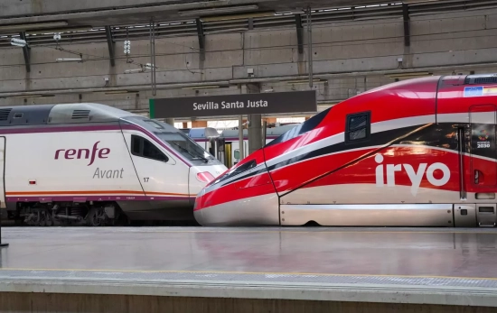 Un tren Irlo y un Avant parados en la estación de Santa Justa de Sevilla Un tren Irlo y un Avant parados en la estación de Santa Justa de Sevilla