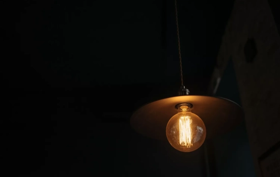 Una bombilla encendida / PEXELS Una bombilla encendida / PEXELS