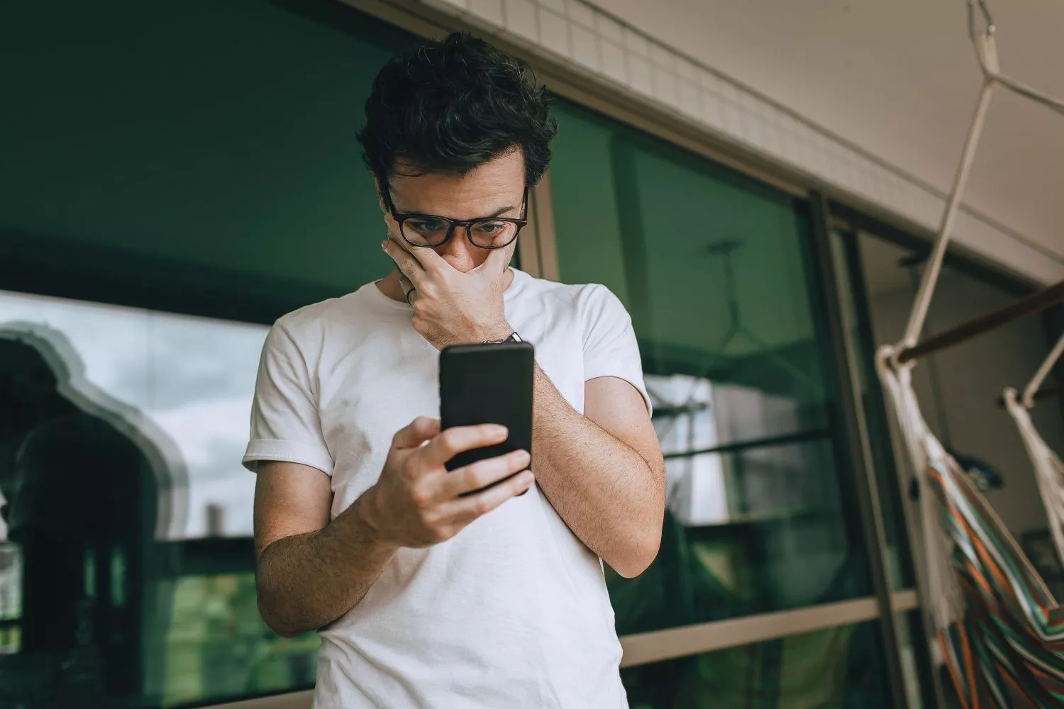 Un hombre agobiado mira su móvil / PEXELS
