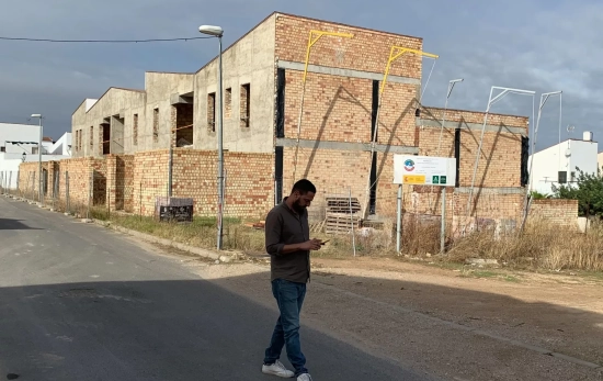El alcalde de Marinaleda, Sergio Gómez, junto a la promoción de viviendas / Fermín Cabanillas - EFE El alcalde de Marinaleda, Sergio Gómez, junto a la promoción de viviendas / Fermín Cabanillas - EFE