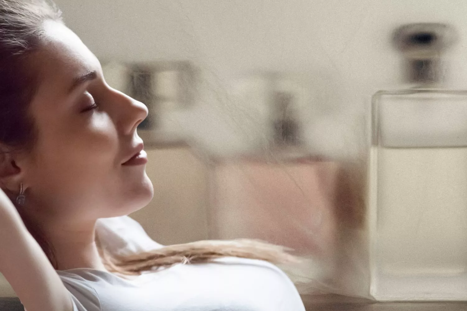 Una mujer que huele al perfume con olor a paz mental de Mercadona / Fotomontaje CONSUMIDOR GLOBAL