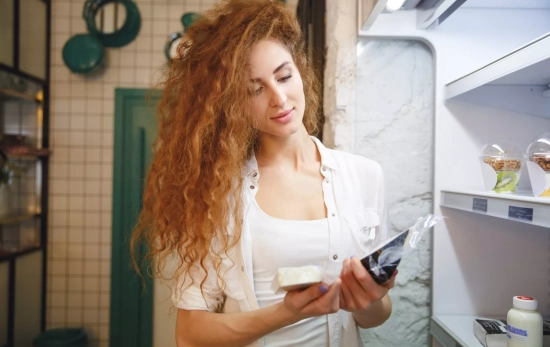 Una mujer consulta las etiquetas de unos alimentos